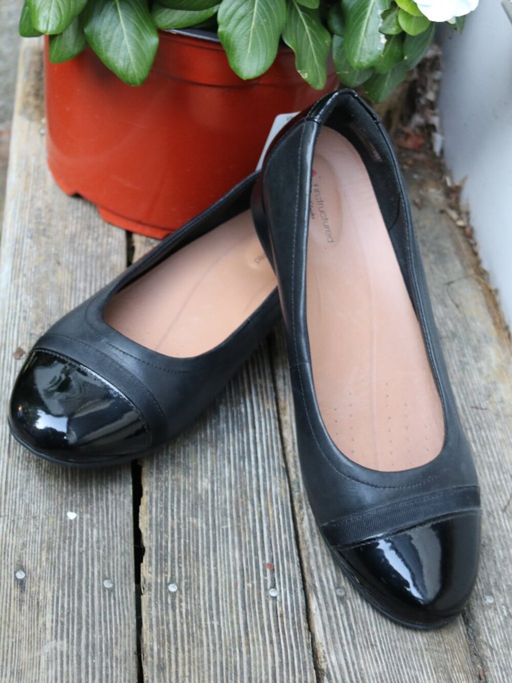 Clarks Unstructured Black Leather w Patent Leather Cap Toe Comfort Ballet Flats